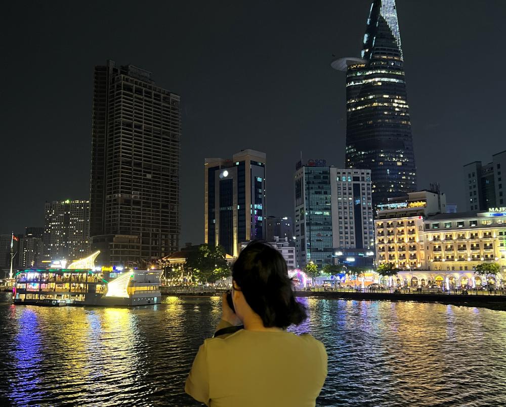 Tour ăn tối trên du thuyền ở TPHCM kín chỗ dịp lễ 30.4